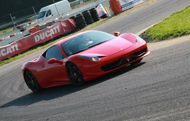 Ferrari F458 fahren auf der Rennstrecke bei Turin (1 Runde) - 2