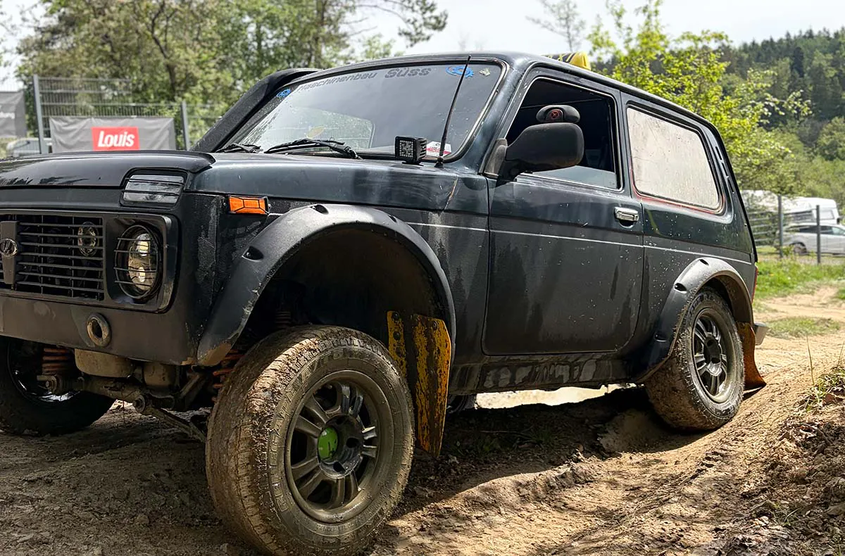 Offroad-Renntaxi am Nürburgring im LADA - 2