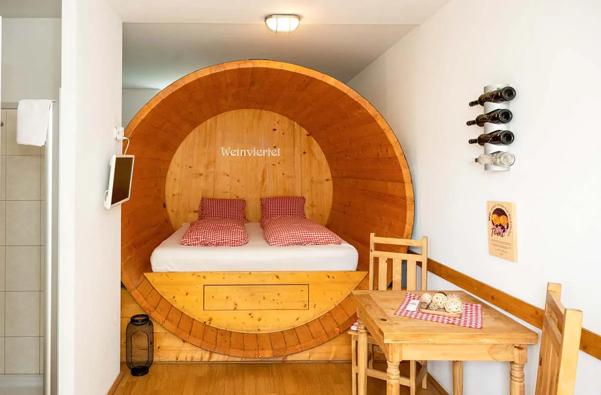 Übernachtung im Weinfass Deluxe mit Wellness Grub an der March - 5